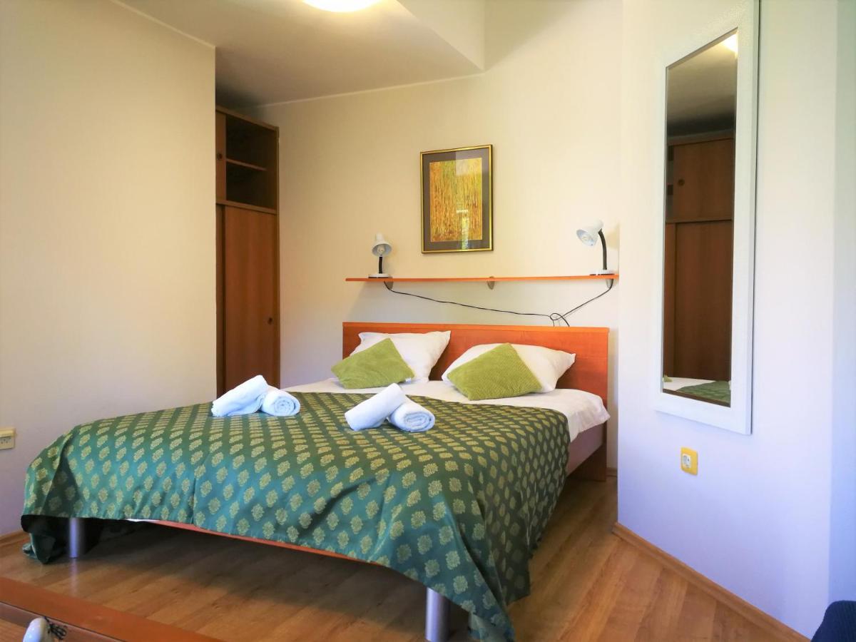 Apartments Bilic With Garden & Swimming Pool - 50M From The Beach ペシュチャーナ・ウヴァラ エクステリア 写真