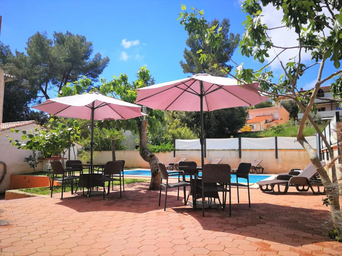 Apartments Bilic With Garden & Swimming Pool - 50M From The Beach ペシュチャーナ・ウヴァラ エクステリア 写真