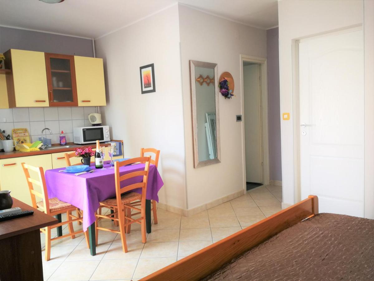 Apartments Bilic With Garden & Swimming Pool - 50M From The Beach ペシュチャーナ・ウヴァラ エクステリア 写真