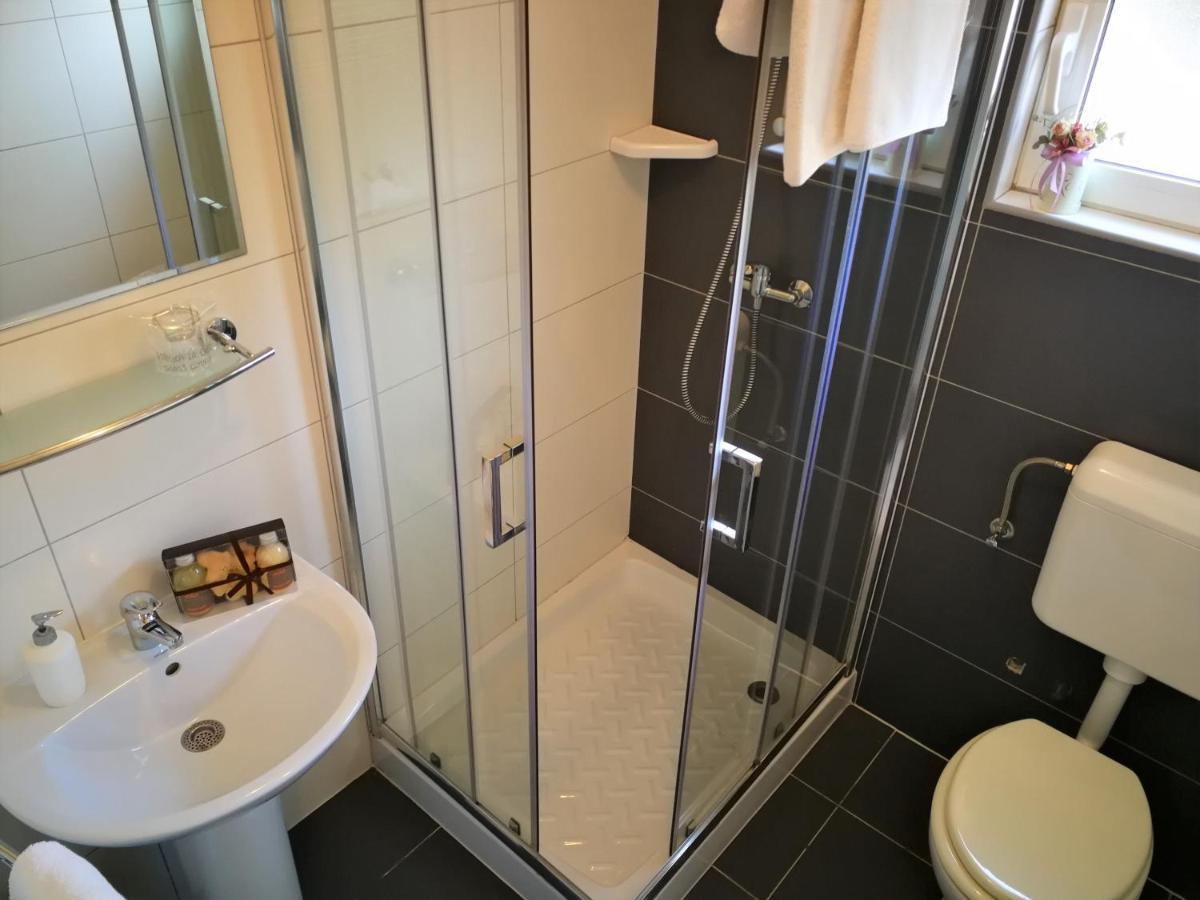 Apartments Bilic With Garden & Swimming Pool - 50M From The Beach ペシュチャーナ・ウヴァラ エクステリア 写真