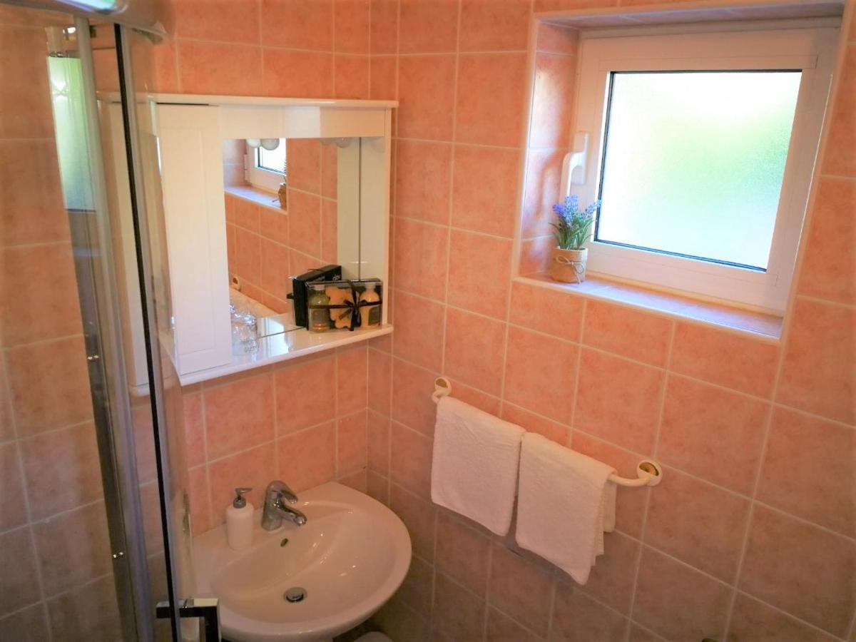 Apartments Bilic With Garden & Swimming Pool - 50M From The Beach ペシュチャーナ・ウヴァラ エクステリア 写真