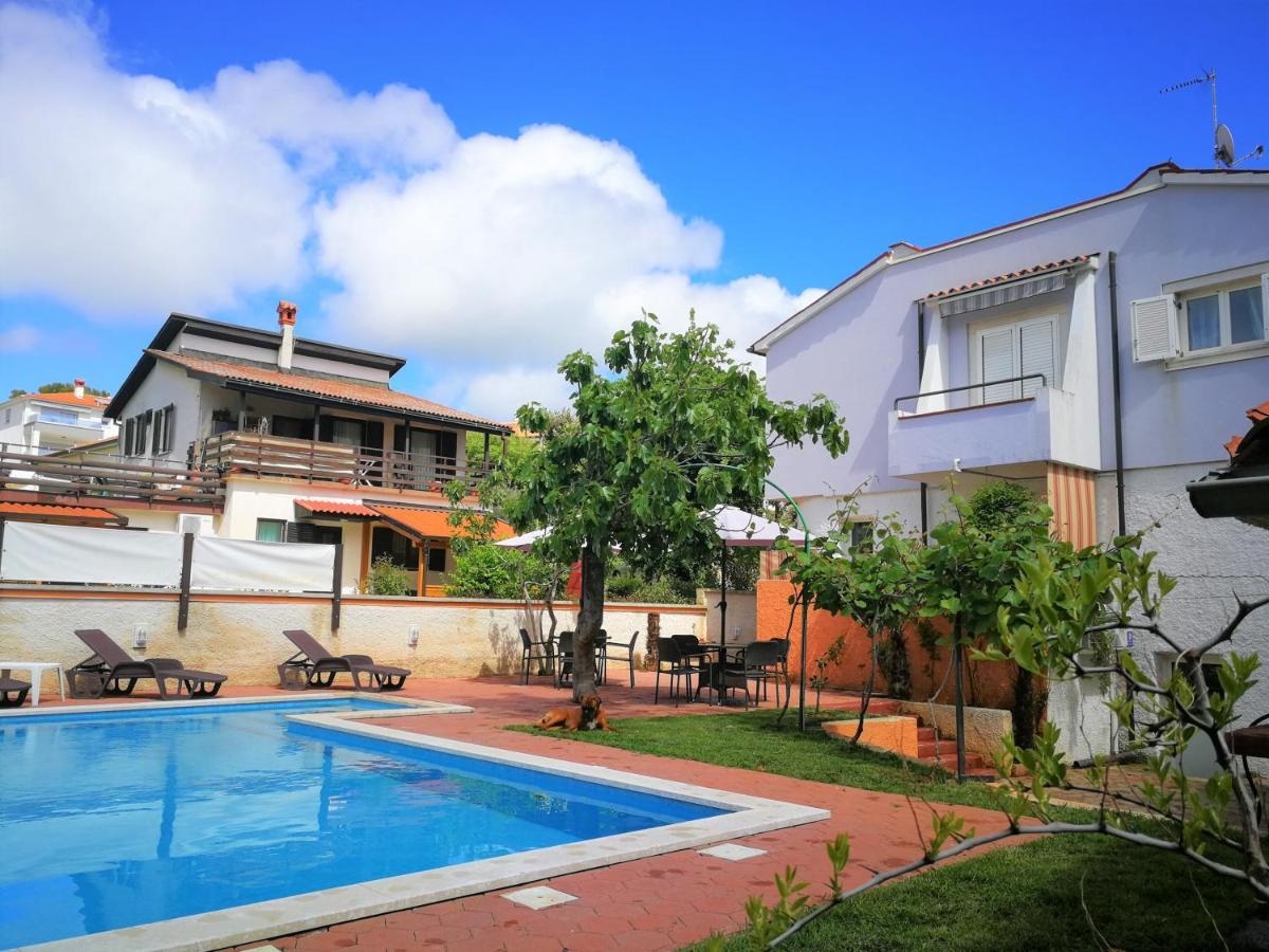Apartments Bilic With Garden & Swimming Pool - 50M From The Beach ペシュチャーナ・ウヴァラ エクステリア 写真