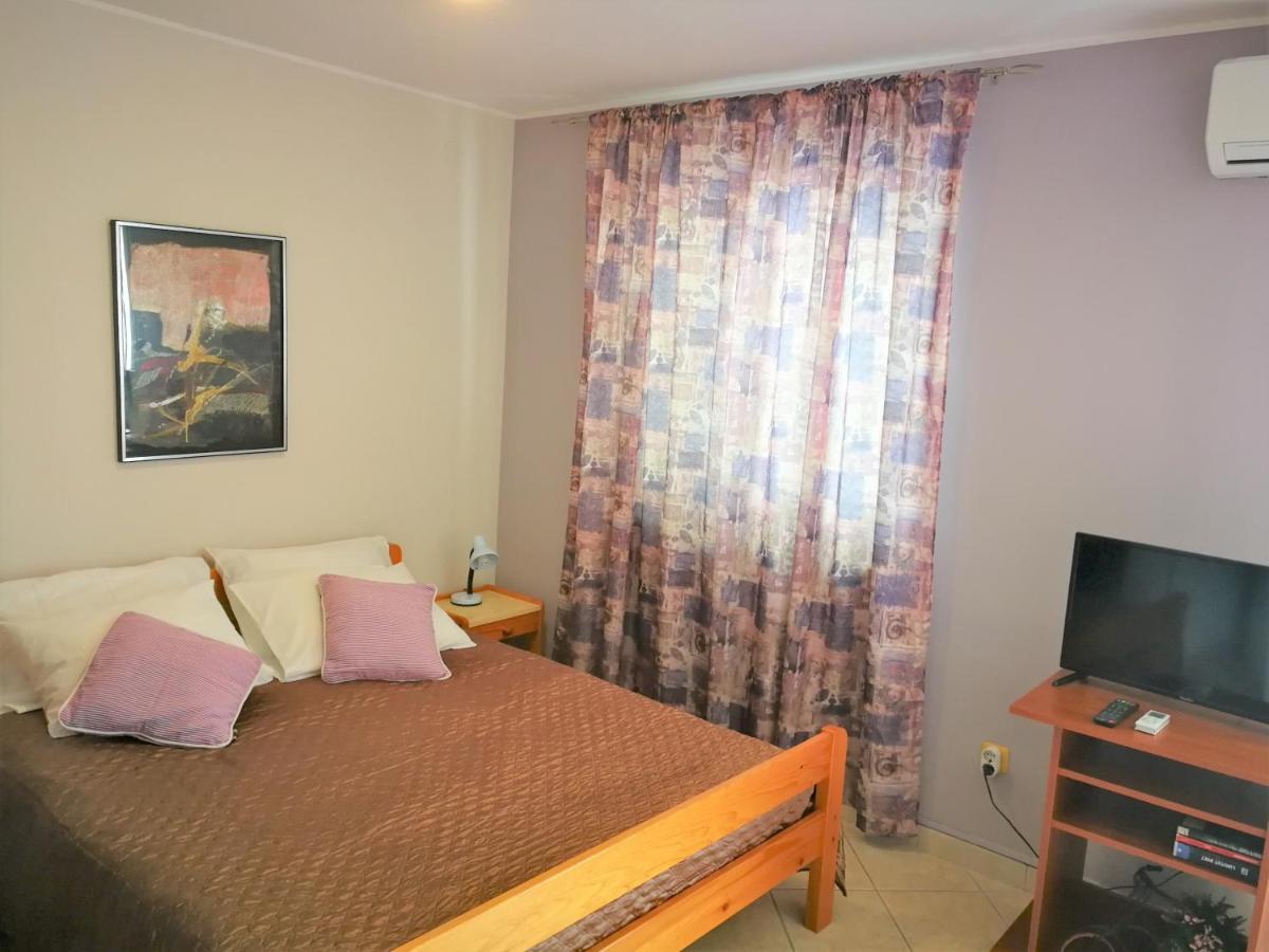 Apartments Bilic With Garden & Swimming Pool - 50M From The Beach ペシュチャーナ・ウヴァラ エクステリア 写真