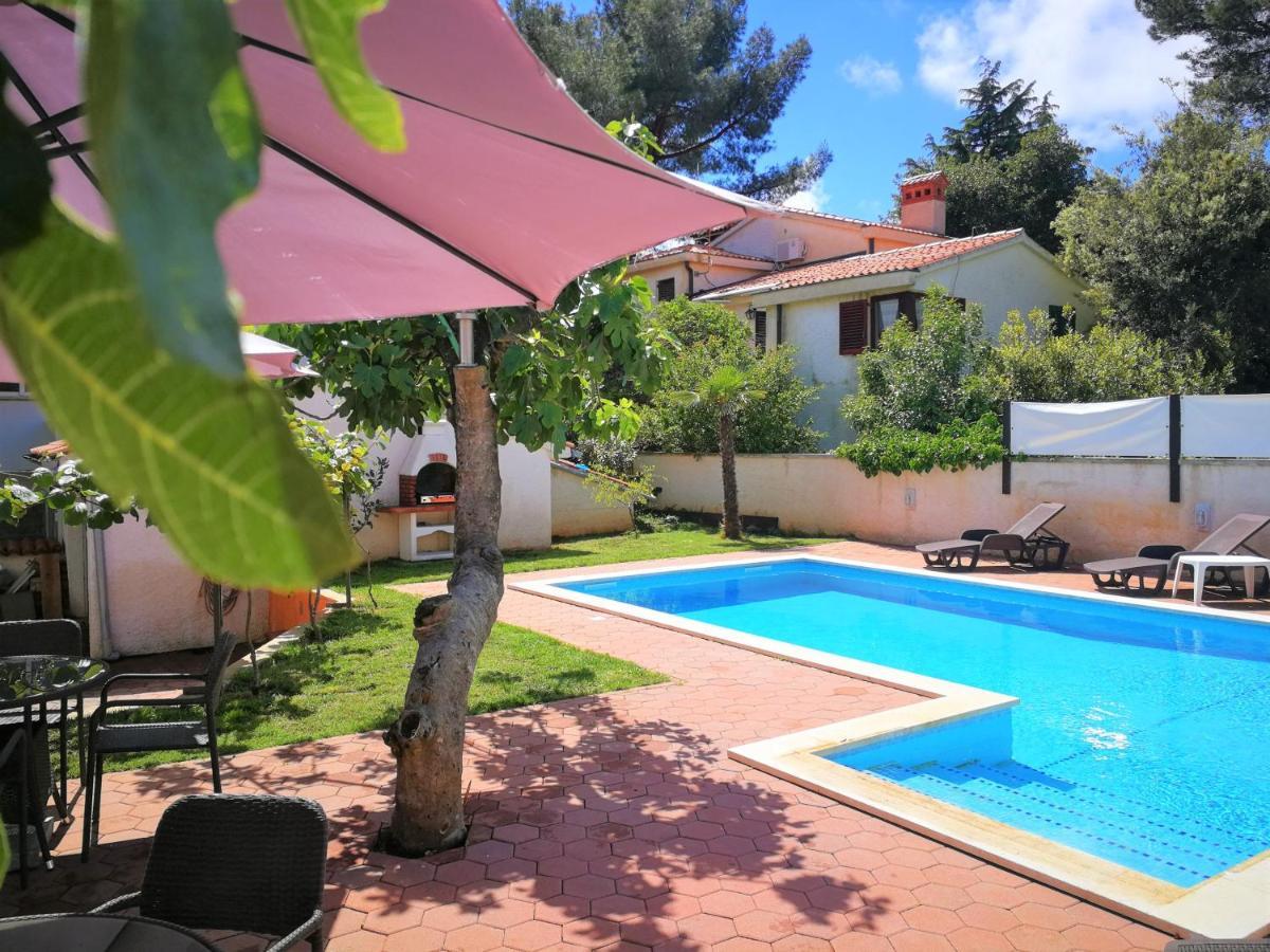 Apartments Bilic With Garden & Swimming Pool - 50M From The Beach ペシュチャーナ・ウヴァラ エクステリア 写真