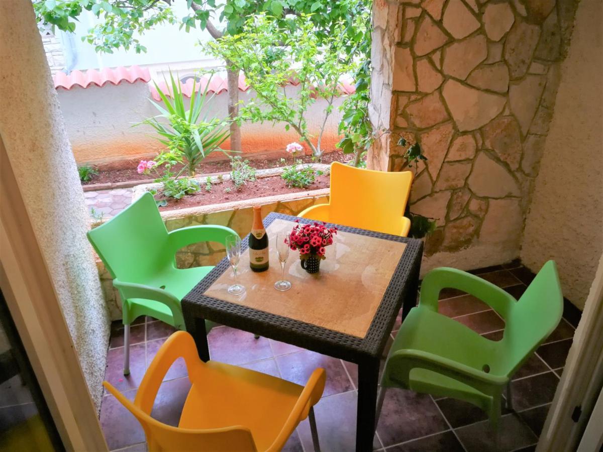 Apartments Bilic With Garden & Swimming Pool - 50M From The Beach ペシュチャーナ・ウヴァラ エクステリア 写真