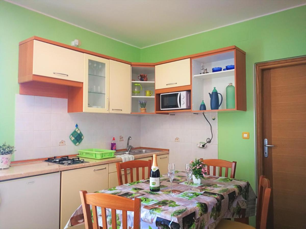 Apartments Bilic With Garden & Swimming Pool - 50M From The Beach ペシュチャーナ・ウヴァラ エクステリア 写真